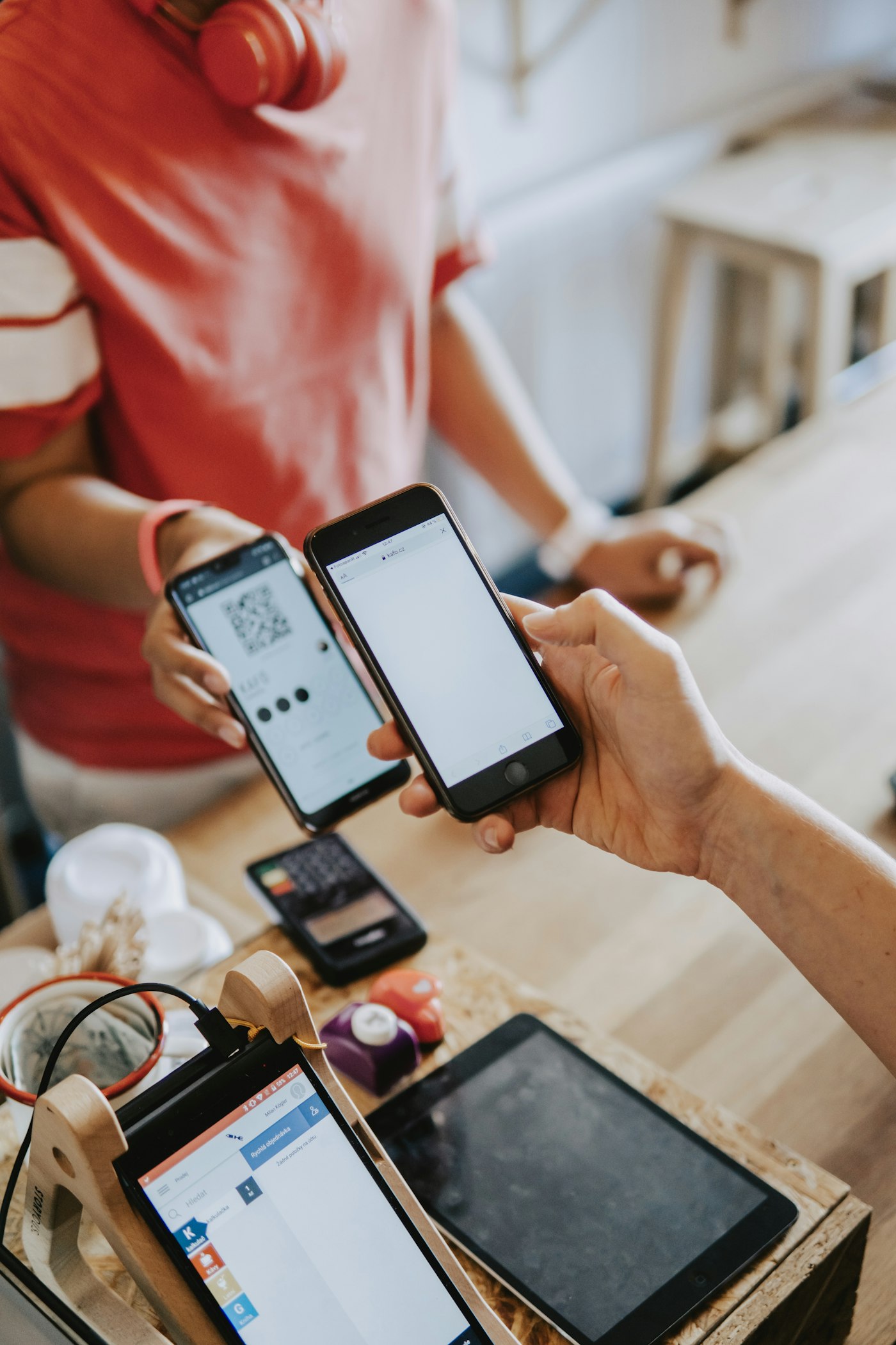 Khách quét QR tại quầy